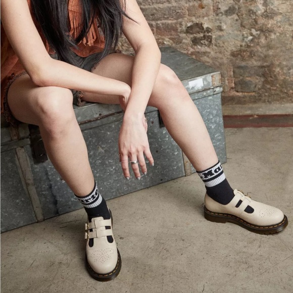 New Dr. Martens 8065 Virginia Leather MARY JANE Shoes. - Picture 7 of 16